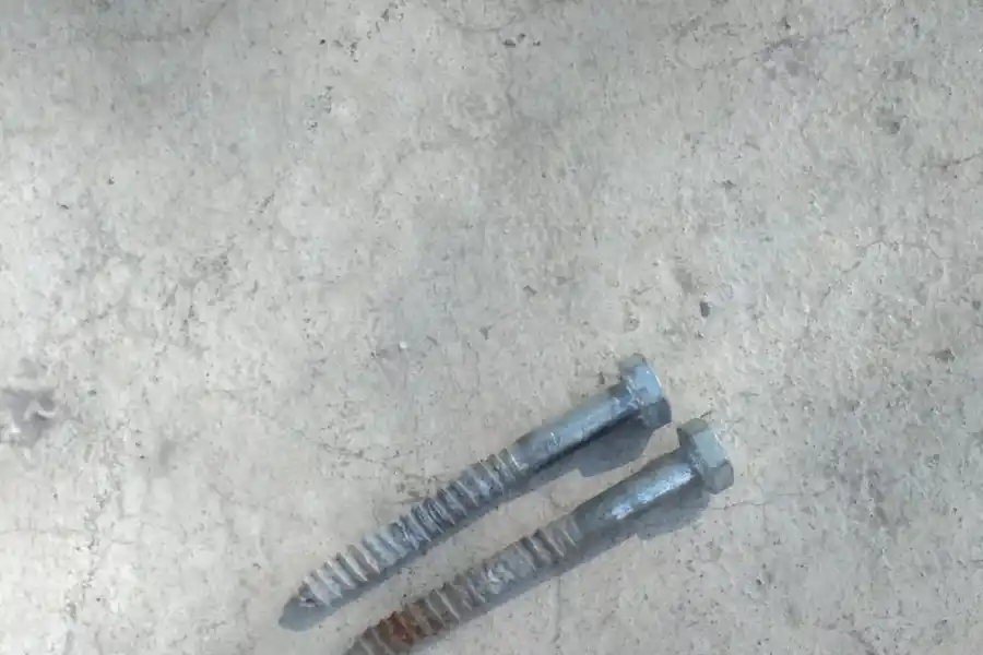 VANDALISMO. Se robaron un banco de la plaza Independencia.