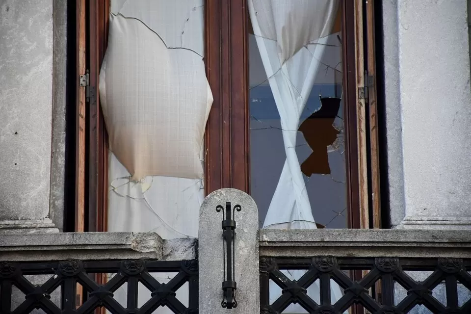 DESPACHO DESTRUÍDO. Así quedó la ventana del lugar donde trabaja Cristina Fernández de Kirchner. 