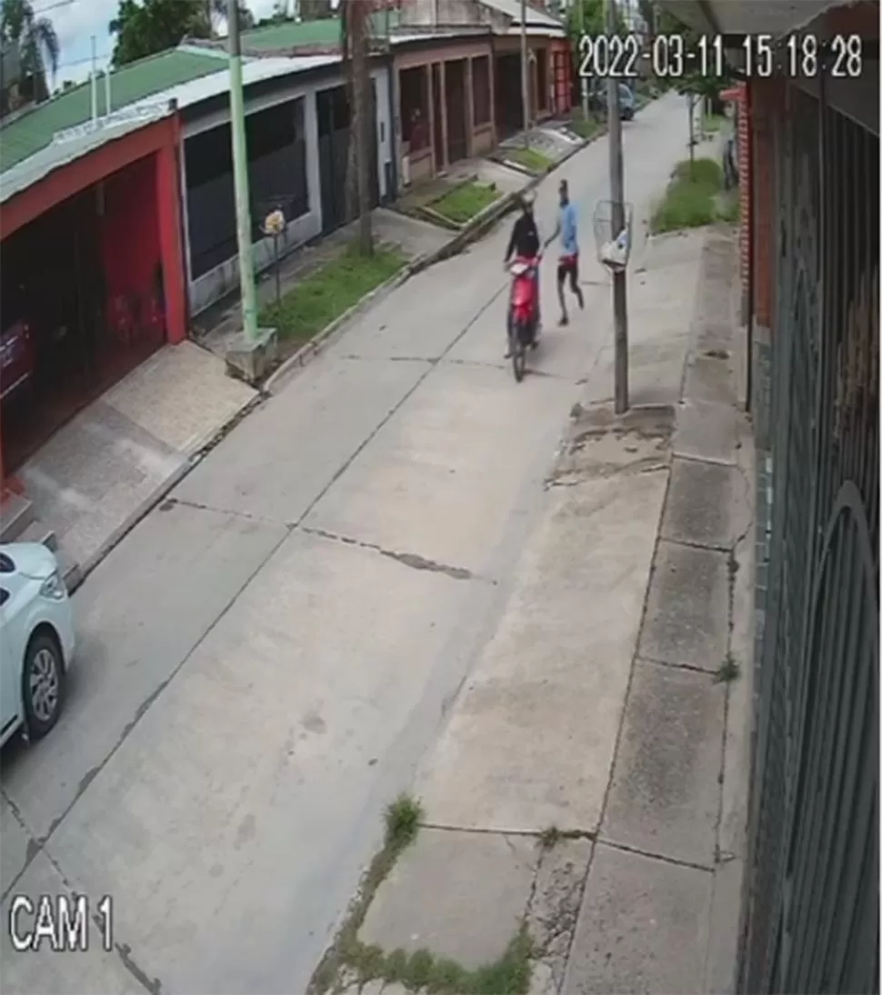 EN ESCAPE. Captura del video de una cámara de seguridad. 