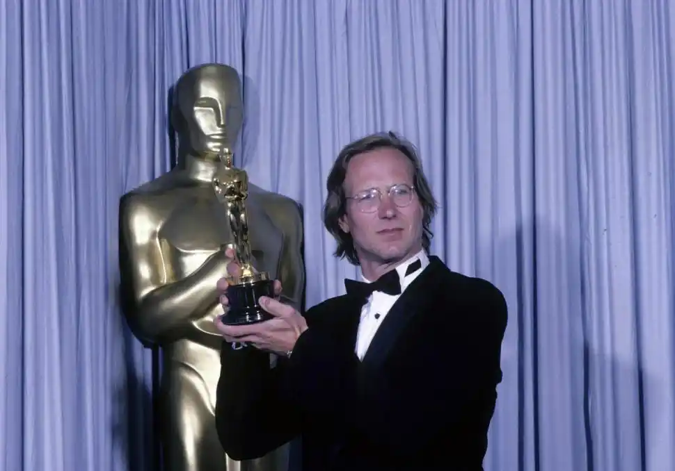 RECONOCIMIENTO. William Hurt luce la estatuilla que ganó a mejor actor en los Premios Oscar de 1986. 