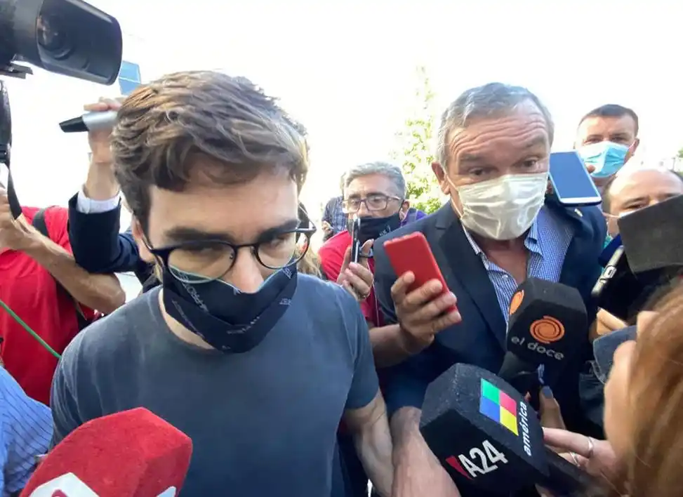 Facundo Macarrón acompaña a su papá, Marcelo Macarrón, a los Tribunales de Río Cuarto