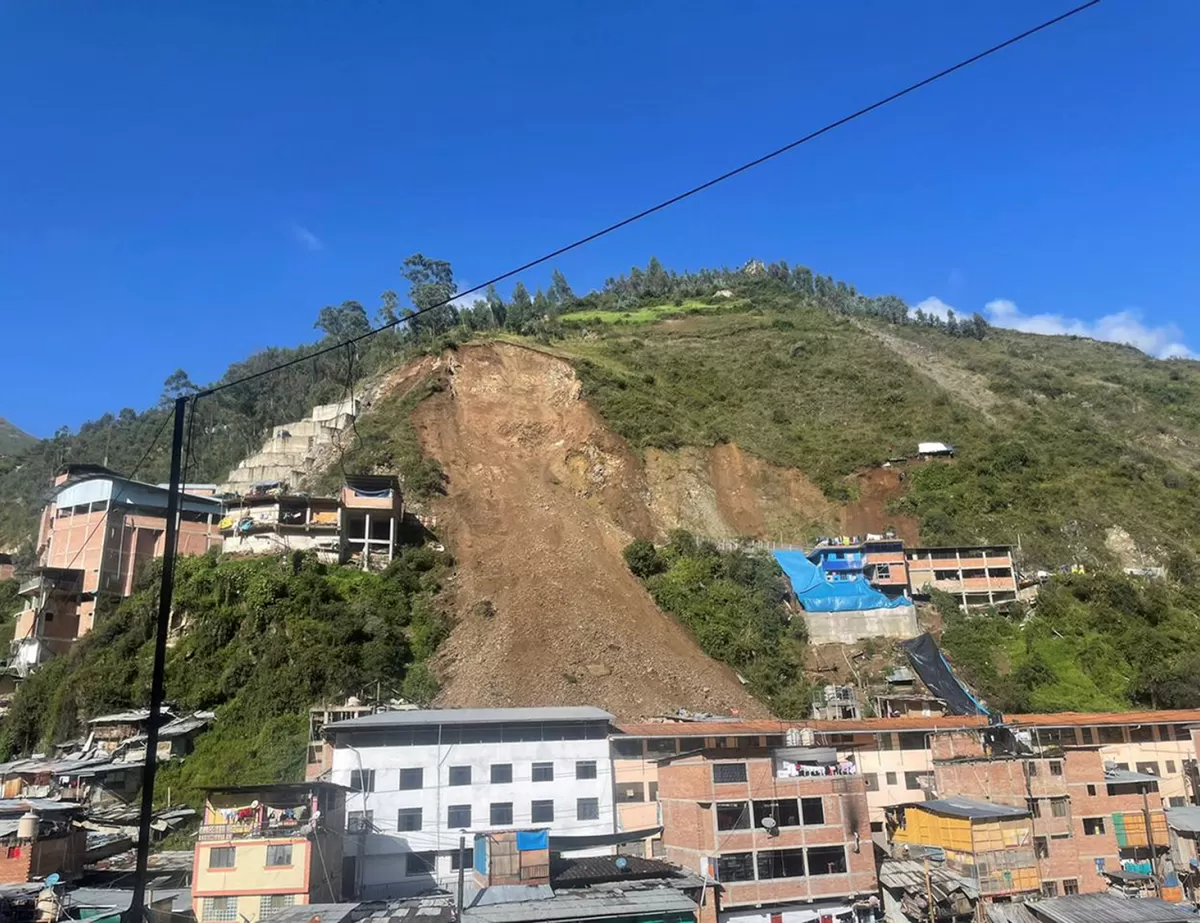 DESLIZAMIENTO. Una parte del cerro cayó sobre las casas en la población de Retamas, del distrito Parcoy. 