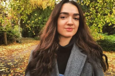 Pasó un año sin depilarse el bigote ni las cejas y el cambio se hizo viral