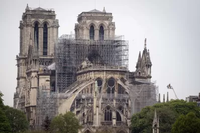 Hallaron un sarcófago antiguo bajo la catedral de Notre Dame