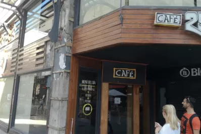 Un tradicional bar céntrico está cerrado por desprendimientos en una de sus columnas
