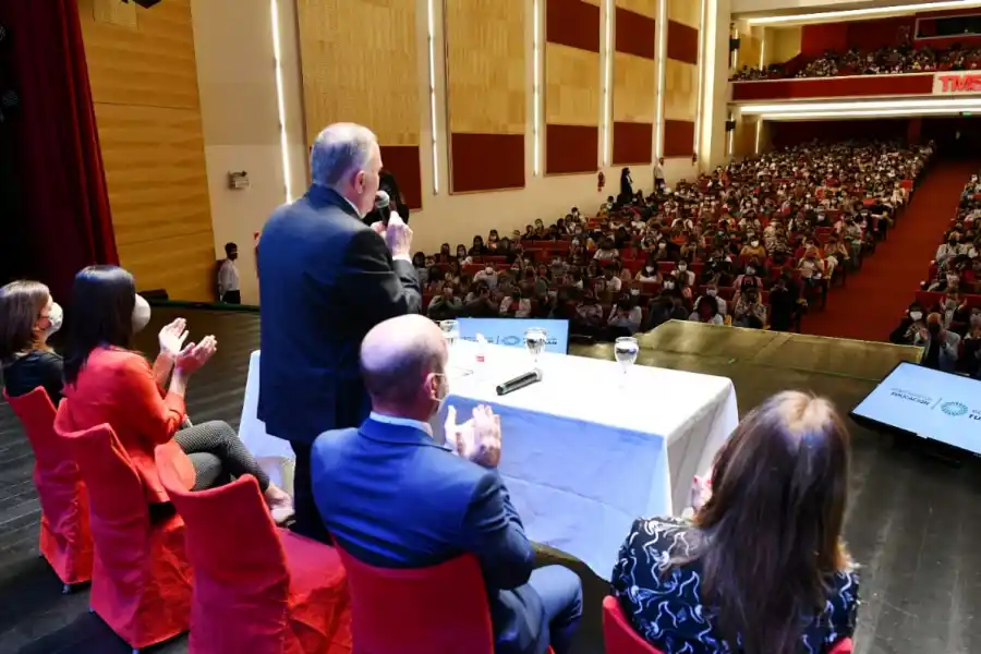ANTE LA COMUNIDAD DOCENTE. Jaldo brindó un discurso en el Mercedes Sosa. Foto: Prensa Gobernación