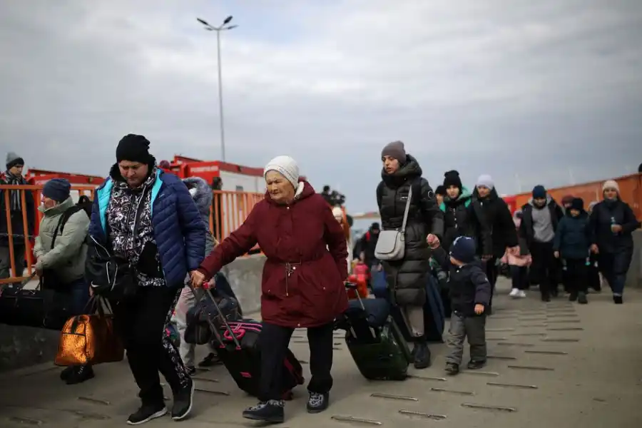 La gente llega en ferry después de huir de la invasión rusa de Ucrania, en el cruce fronterizo de Isaccea-Orlivka, Rumania. Foto de Reuters