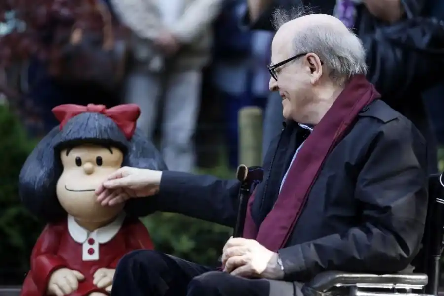 Quino acaricia a su entrañable Mafalda