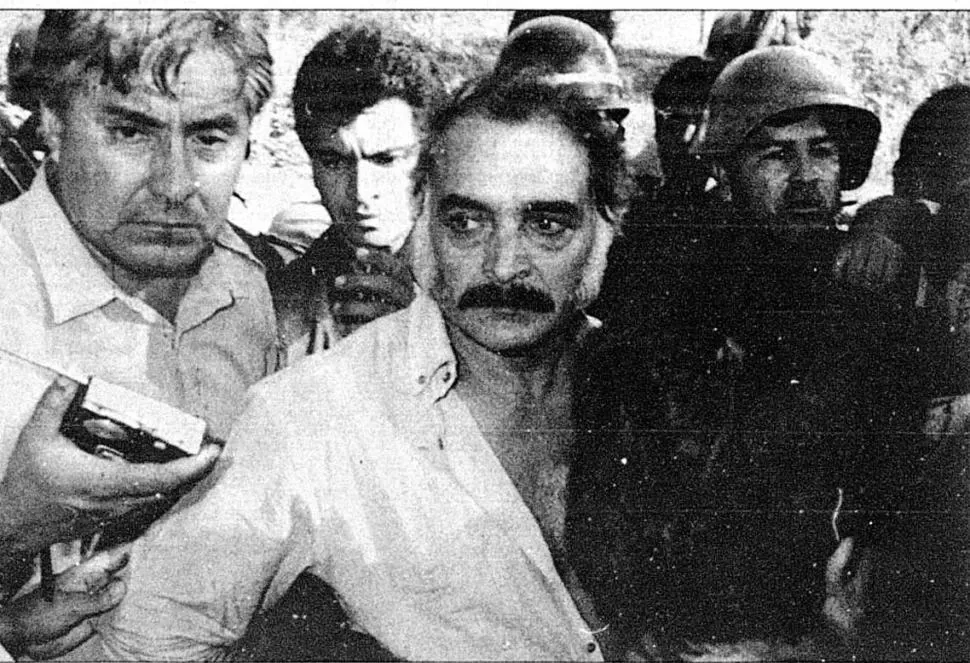 LA ENTREGA. Mario “El Malevo” Ferreyra  sale de su refugio  escoltado por policías santiagueños minutos después de haberse rendido ante las autoridades. 