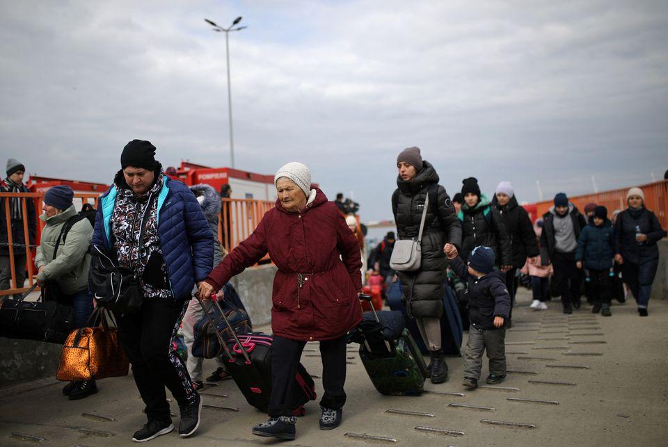 La gente llega en ferry después de huir de la invasión rusa de Ucrania, en el cruce fronterizo de Isaccea-Orlivka, Rumania. Foto de Reuters