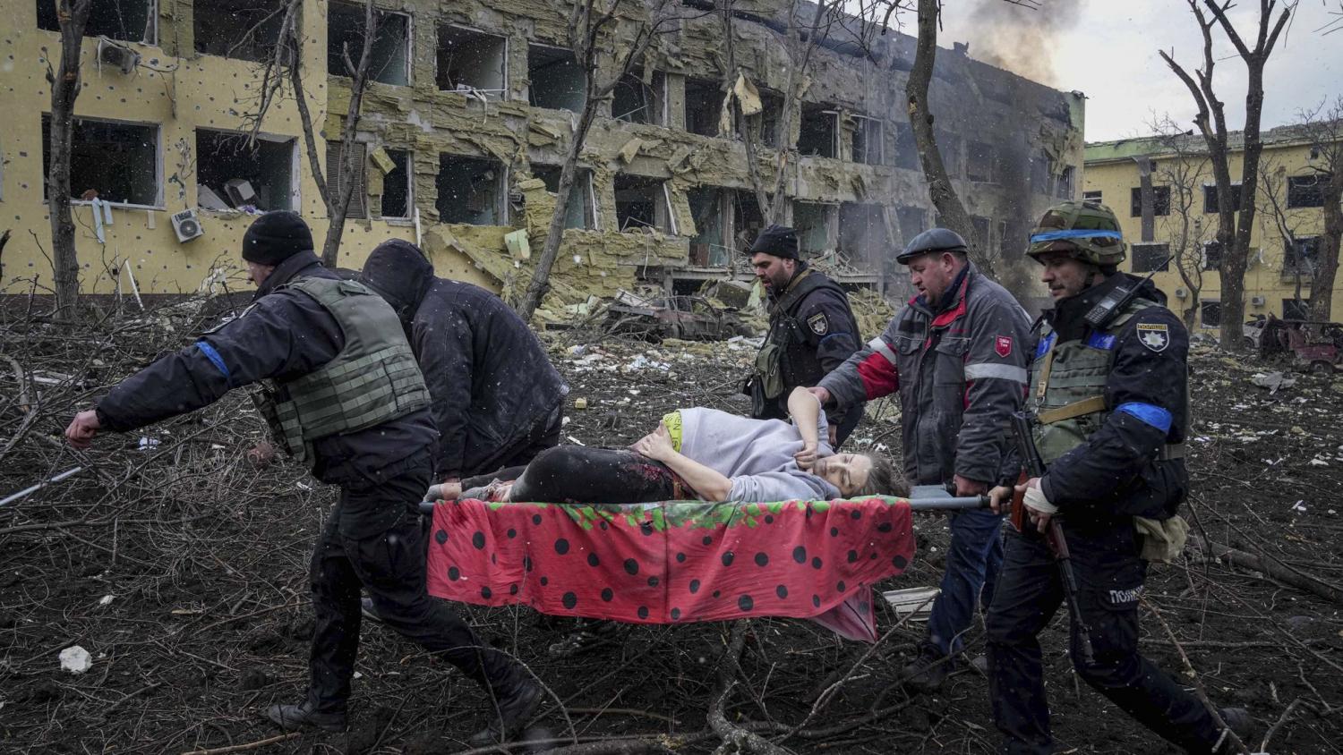 DESTROZADA. La mujer embarazada que simbolizó el horror de la guerra en Ucrania, tras el bombardeo de la maternidad de Mariupol. AP 