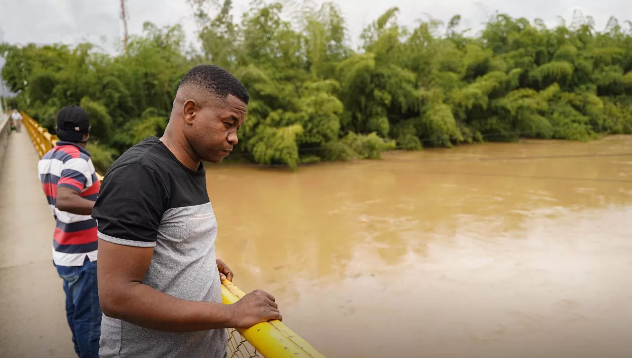 RESCATADO. En Colombia, una mamá tiró al río a su hijo de seis años porque no podía mantenerlo.