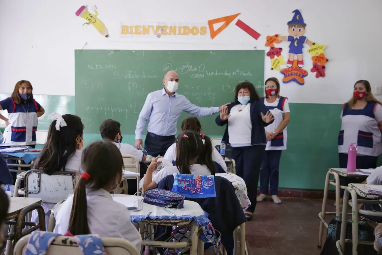 CICLO LECTIVO 2022. El ministro de Educación supervisó el desarrollo de las clases presenciales en la Escuela Crisóstomo Álvarez. Foto tomada de: educaciontuc.gov.ar