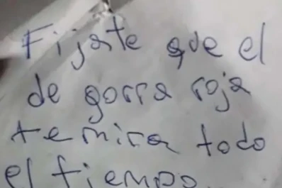 La advertencia de una joven a otra que se volvió viral: El de gorra roja te mira todo el tiempo