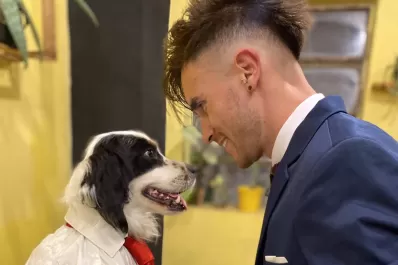 La emotiva foto de un joven que celebró su título de médico con su perro