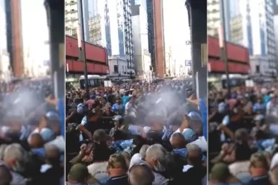Video: denuncian represión policial contra veteranos de Malvinas frente a la sede del Pami