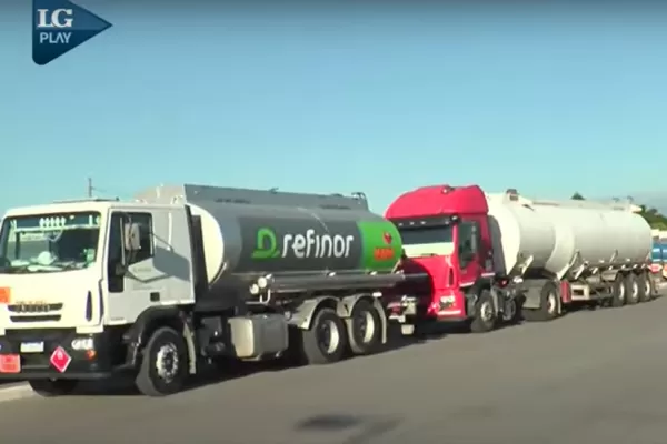 Camioneros bloquea la planta de Refinor en Banda del Río Salí y no hay abastecimiento de combustibles