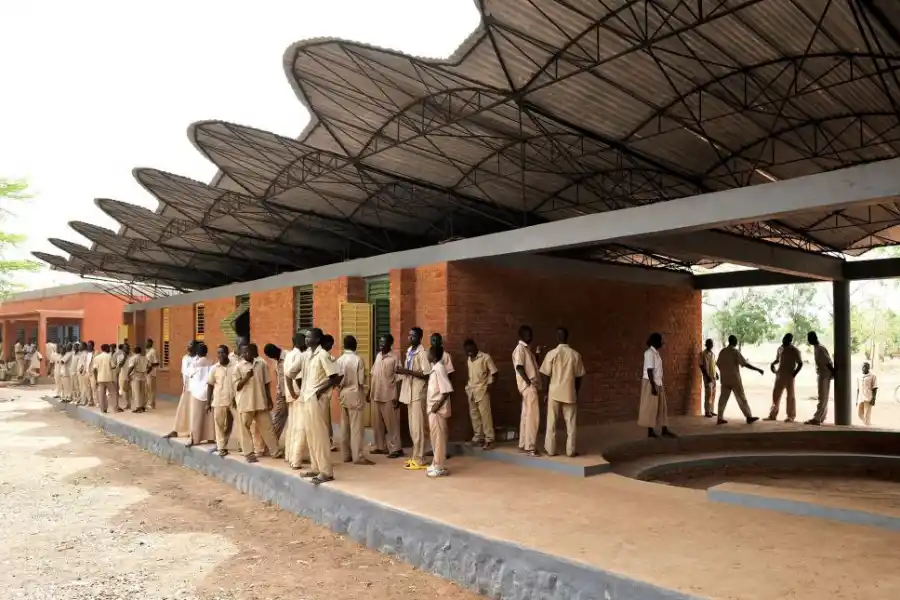 OBRA COMUNITARIA. Escuela primaria de Gando (Burkina Faso, África).