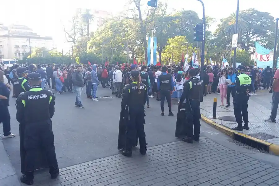 CUSTODIA POLICIAL. Agentes fueron apostados en las afueras de la Casa de Gobierno por el piquete en la plaza. Foto de LA GACETA / Analía Jaramillo