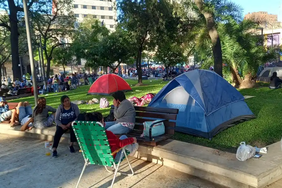 EN CARPAS. Los manifestantes pasaron la madrugada en la plaza Independencia. Foto de LA GACETA / Analía Jaramillo
