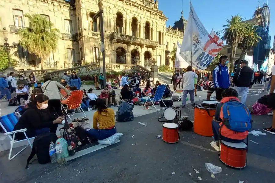 PROTESTA. Piqueteros hicieron un acampe en la plaza Independencia. Foto: LA GACETA / Analía Jaramillo