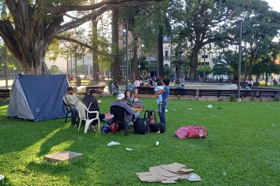 RECLAMO. Militantes y su familia formaron parte del acampe frente a la Casa de Gobierno. Foto de LA GACETA / Analía Jaramillo