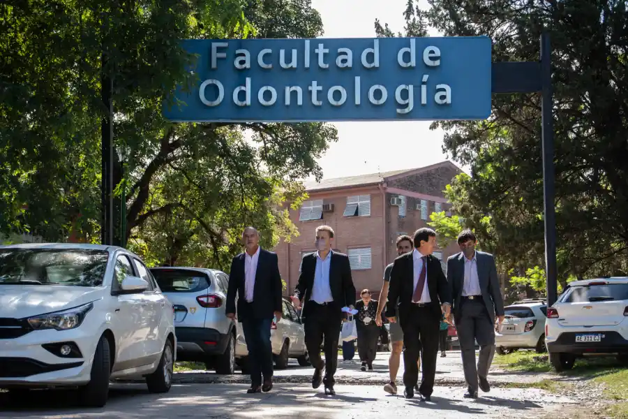 RECORRIDO. El secretario de Políticas Universitarias de la Nación, Oscar Alpa, visitó, entre otras, las Facultades de Psicología y de Odontología, donde fue recibido por sus autoridades.