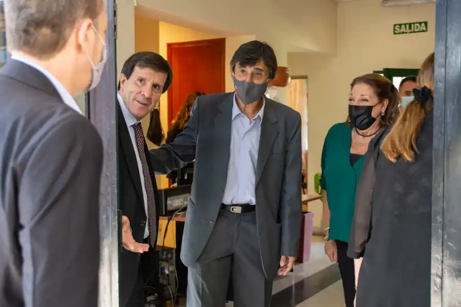 RECORRIDO. El secretario de Políticas Universitarias de la Nación, Oscar Alpa, visitó, entre otras, las Facultades de Psicología y de Odontología, donde fue recibido por sus autoridades.