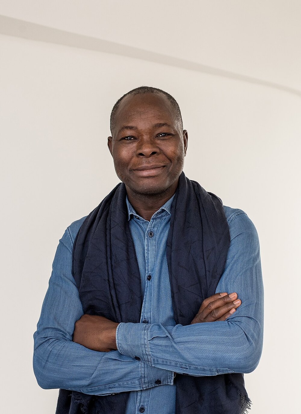 PIONERO. Es el primer africano y de raza negra que gana el Pritzker.