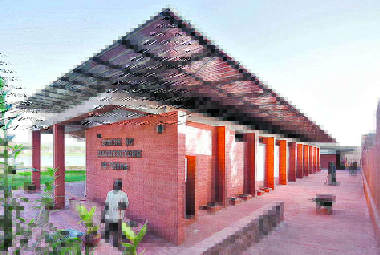 A ORILLAS DE UN LAGO. Centro de Arquitectura de la Tierra (Burkina Faso).