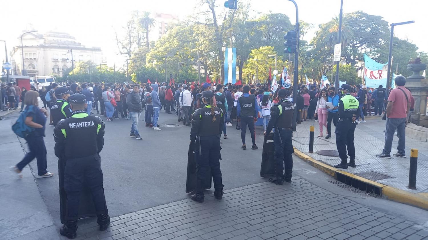 CUSTODIA POLICIAL. Agentes fueron apostados en las afueras de la Casa de Gobierno por el piquete en la plaza. Foto de LA GACETA / Analía Jaramillo