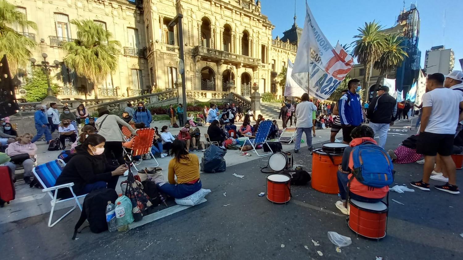 PROTESTA. Piqueteros hicieron un acampe en la plaza Independencia. Foto: LA GACETA / Analía Jaramillo