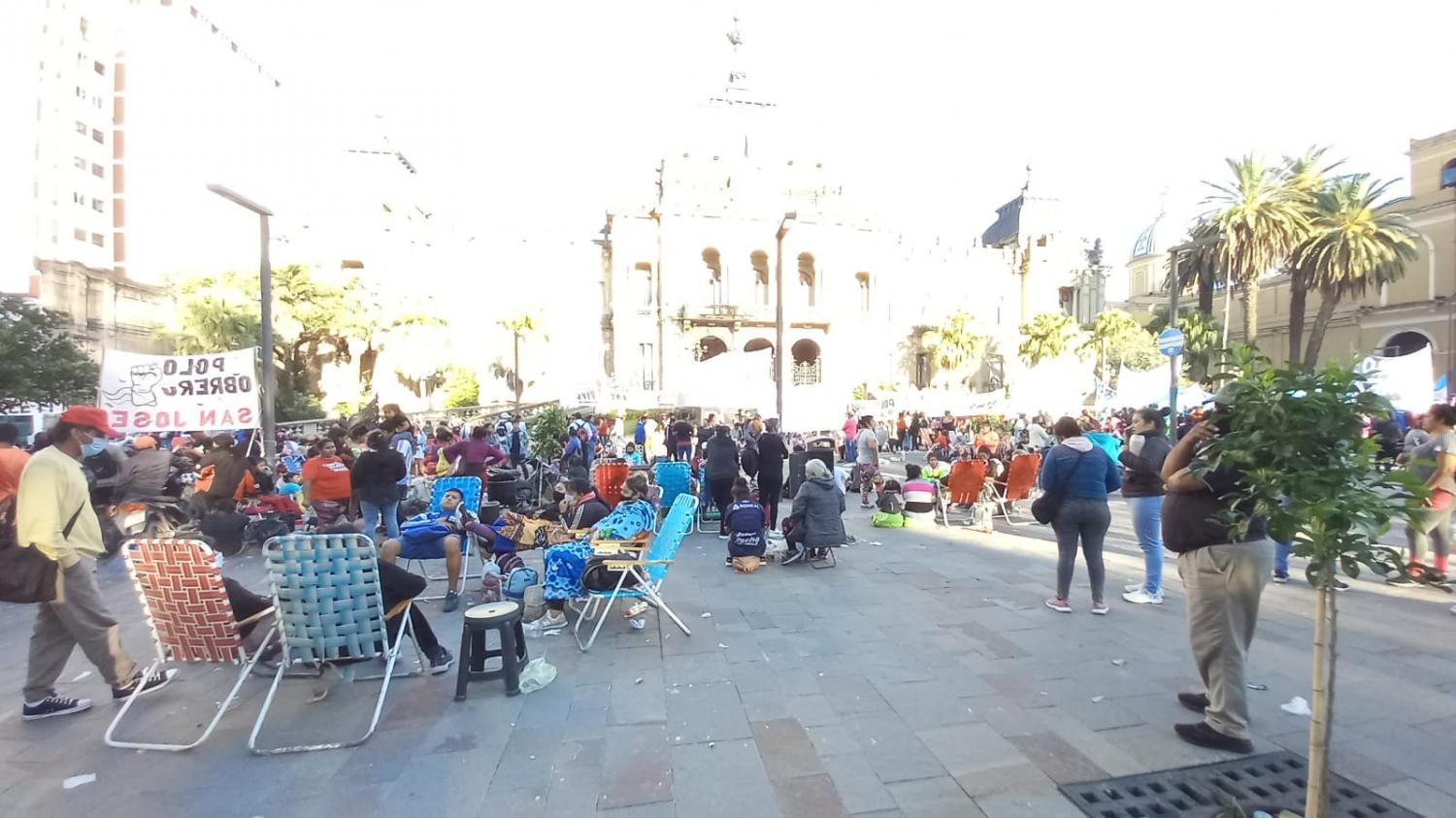 RECLAMO. El acampe en la plaza Independencia se enmarca en una protesta piquetera a nivel nacional. Foto de LA GACETA / Analía Jaramillo