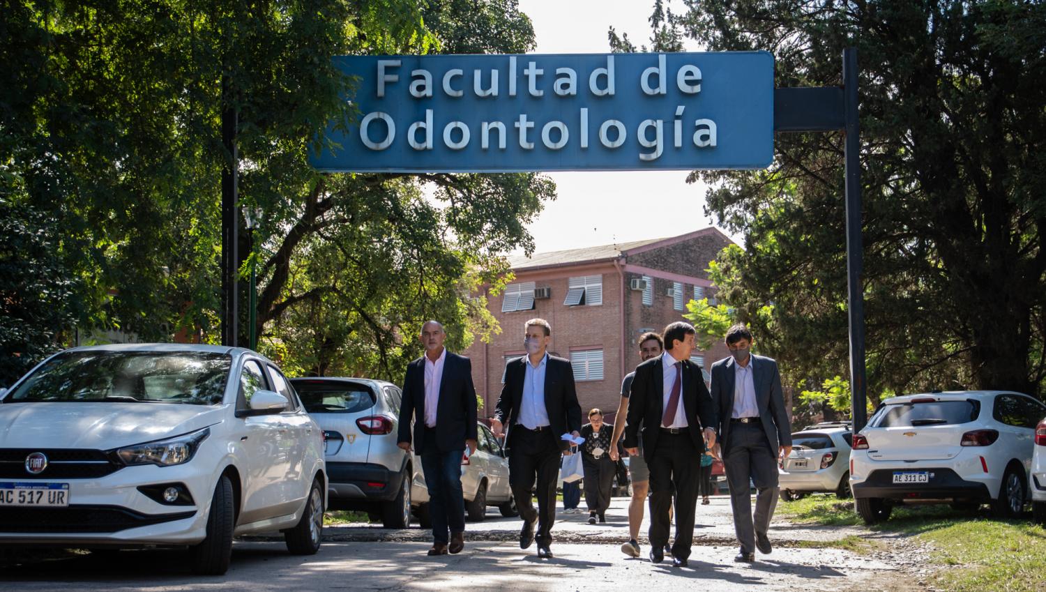 RECORRIDO. El secretario de Políticas Universitarias de la Nación, Oscar Alpa, visitó, entre otras, las Facultades de Psicología y de Odontología, donde fue recibido por sus autoridades.