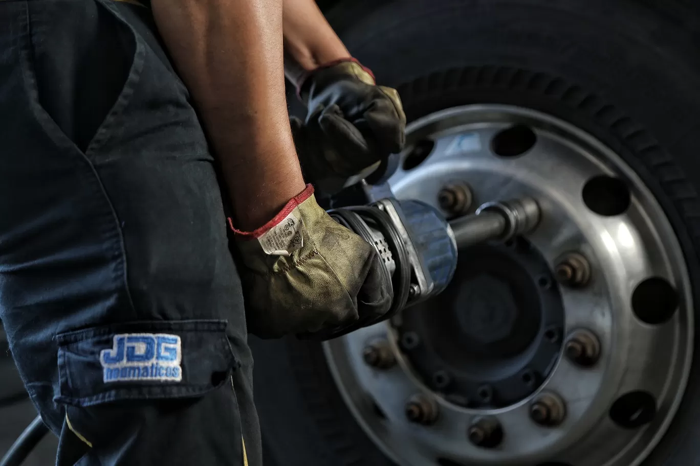 JDG neumáticos te brinda calidad, durabilidad y confort en cada uno de sus productos y servicios.