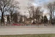 Rusia bombardeó un teatro en Ucrania que albergaba refugiados