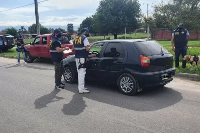 Control en las calles: detuvieron a un hombre que llevaba envoltorios de cocaína