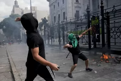 Los manifestantes que atacaron el Congreso dicen que les pagaron para ir a marchar