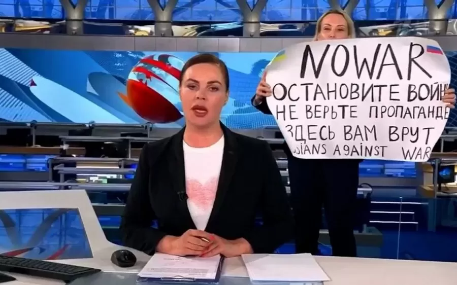  LE COSTÓ IR A LA CÁRCEL. La editora Marina Ovsyannikova mostró este cartel en TV durante pocos segundos. 