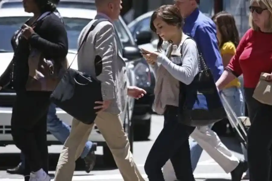 TECNOLOGÍA. Cruzar mirando el celular, un peligro para los transeúntes. 