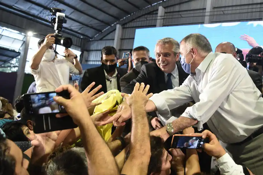 UN BÁLSAMO. Alberto recibió la fervorosa bienvenida de la militancia.