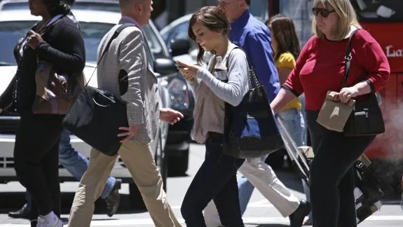 TECNOLOGÍA. Cruzar mirando el celular, un peligro para los transeúntes. 