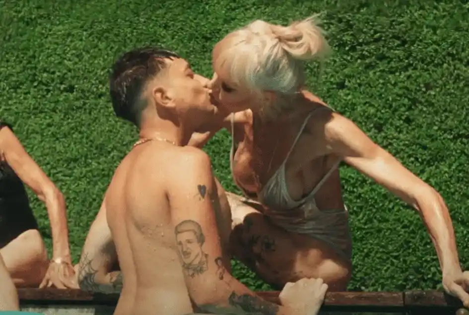 Filmaron a Adriana Aguirre a los besos con un joven trapero 