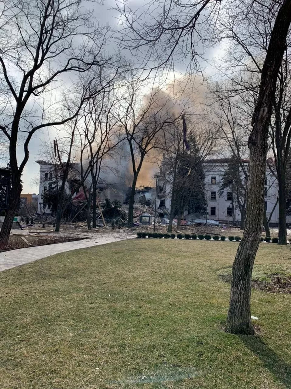 TRAGEDIA. Densas columnas de humo se levantaban en el lugar donde civiles se protegían de las bombas.   