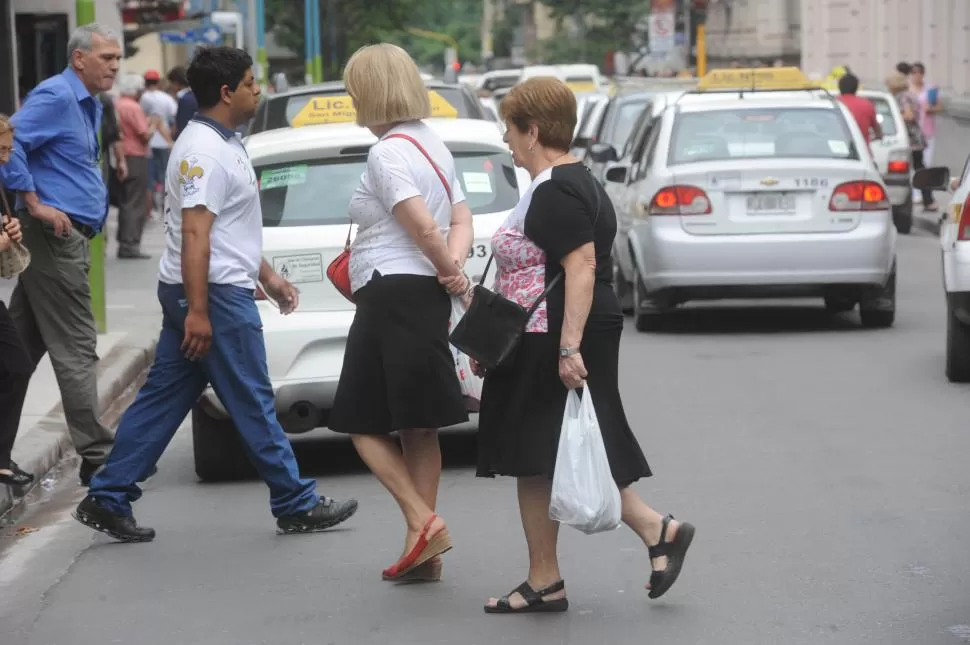 MÁS CUIDADO. Para que los peatones no sufran corran peligro al cruzar las calles, es necesario que se respeten las normas de seguridad vial.  LA GACETA / FOTO DE ANTONIO FERRONI