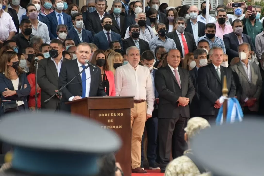 ACTO OFICIAL. Jaldo expresa su discurso; a su lado, el ministro Aníbal Fernández. Foto: Prensa Gobernación