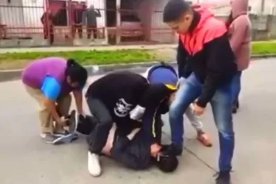 Piden investigar a vecinos que casi lincharon a un motochorro