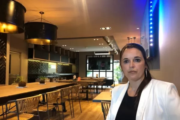 Una gran vitrina frente al pulmón verde de la ciudad