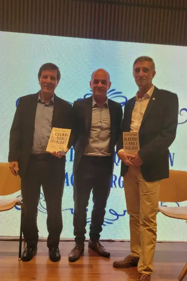 EVENTO. El decano de la Facultad de Ciencias Económicas, José Luis Jiménez, asistió en Buenos Aires a la presentación del libro 
