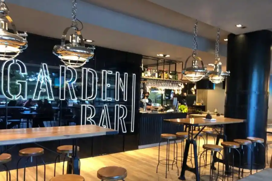 ESPACIOSO. En el centro, la barra cervecera, un atractivo de la fiesta.